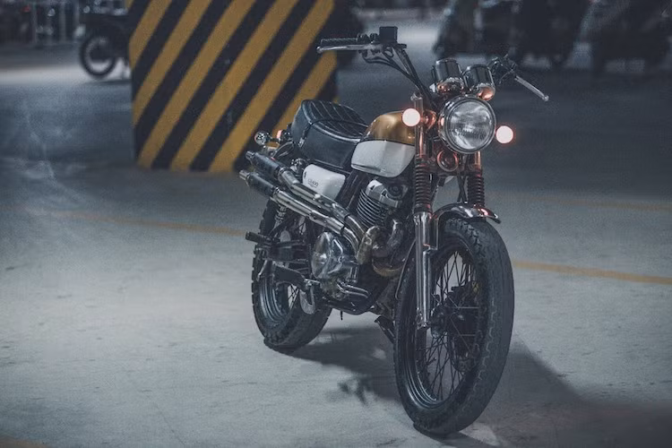 Dựa trên một dòng xe côn tay rất thành công của Honda trước đây là CL400, vào tháng 10 năm 2001 mẫu xe môtô Honda CB400SS đã chính thức được ra mắt tại thị trường Nhật. Dù chủ yếu bán ra ở Nhật Bản nhưng một số lượng những chiếc CB400SS cũng đã về tới Việt Nam và được người chơi xe ưa chuộng.