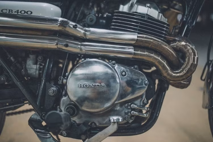 Khối động cơ nguyên bản của CB400SS được chủ xe giữ nguyên kết cấu, chỉ có bưởng máy được đánh bóng lại, nổi bật vẻ đẹp cơ khí của vật liệu kim loại. Được sửa đổi từ dòng "cào cào" Honda XR400R, động cơ này có dạng SOHC 1 xi-lanh làm mát bằng gió, cho công suất tối đa 29 mã lực và mô-men xoắn cực đại 31 Nm.