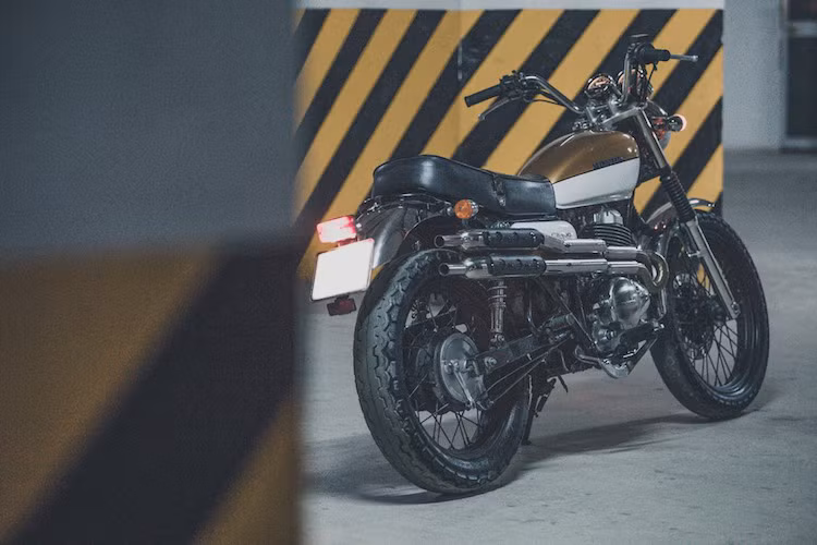 Mẫu xe côn tay Honda CB400SS được một chàng trai trẻ ở Hà Nội "dọn" lại theo phong cách scrambler không thay đổi nhiều so với nguyên bản, nhưng vẫn toát ra "chất phong trần" rất riêng nhờ những chi tiết thay đổi được chủ nhân lựa chọn kỹ càng và gia công tỉ mỉ tới từng tiểu tiết.