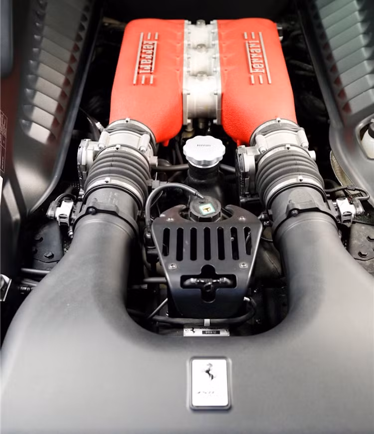 Ở dạng nguyên bản, Ferrari 458 Italia được trang bị động cơ 4.5 lít V8 nạp khí tự nhiên với công suất tối đa đa 562 mã lực và mô-men xoắn cực đại 540 Nm. Động cơ này được kết hợp với hệ thống dẫn động cầu sau và hộp số GETRAG 7 cấp ly hợp kép. Theo Ferrari, thời gian tăng tốc của 458 Italia từ 0-100 km/h chỉ rơi vào khoảng 2,9-3 giây. Trong khi đó, tốc độ tối đa của xe là 340 km/h.