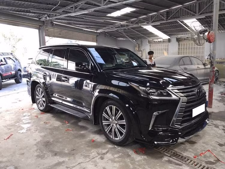 Wald International là một hãng độ nổi tiếng tại Nhật Bản, "chuyên trị" sản xuất các gói độ ngoại thất cho nhiều dòng xe khác nhau từ các thương hiệu hạng sang như Lexus, Mercedes, BMW, Audi... Chính vì vậy, khi Lexus LX570 2016 bản nâng cấp được công bố, hãng cũng đã nhanh chóng tạo ra gói độ Sports Line cho chiếc xe.