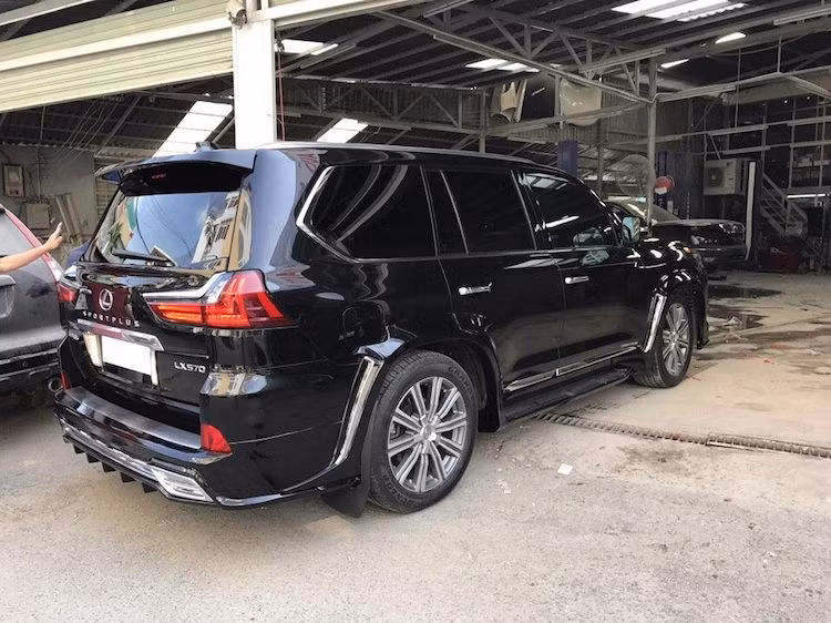 Những chi tiết này đều có mặt đầy đủ trên gói độ Wald International Sports Line "made in Vietnam" này. Ngoài ra, Phi Long Bodykits còn "biến tấu" thêm bằng cách trang bị cho xe một số thanh nẹp chromr sang trọng dọc theo thân xe.
