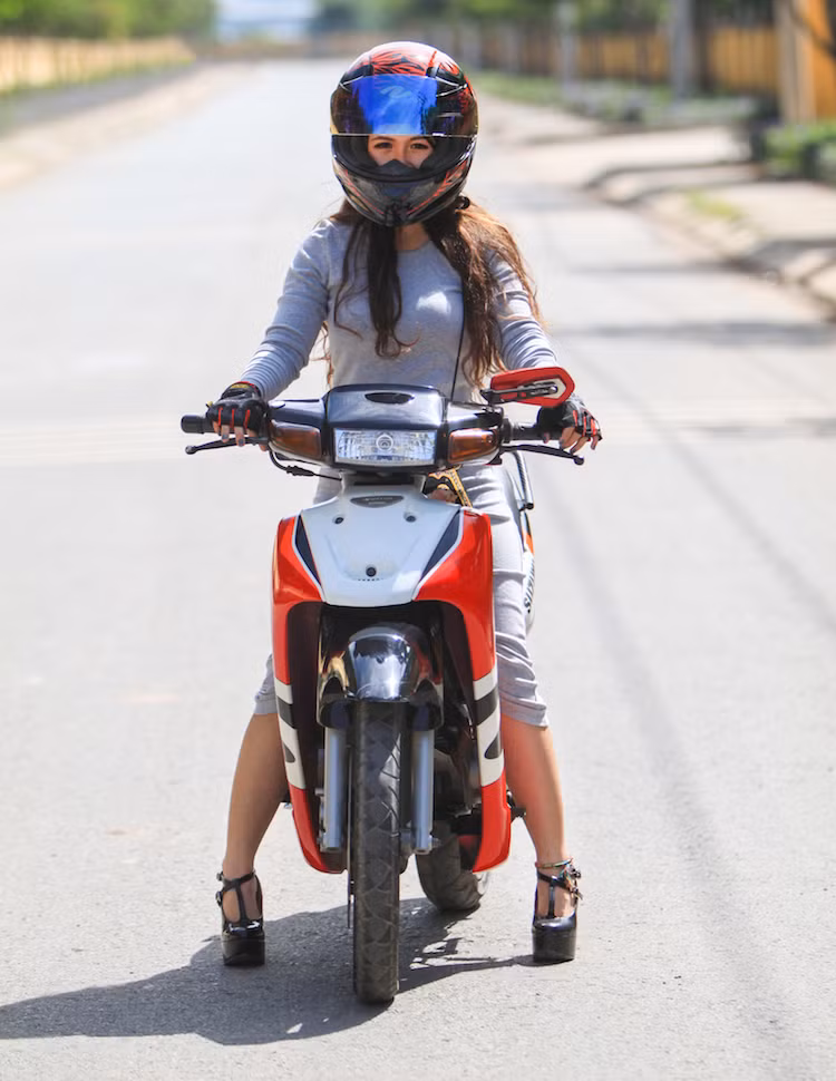 Cùng với Suzuki FX125, Suzuki Satria và RGV 120 cũng đã góp phần ghi đậm hình ảnh Suzuki trong lòng người tiêu dùng Việt. Tuy nhiên với gia tốc mạnh, chiếc xe cũng là phương tiện di chuyển yêu thích của những tên cướp đường phố cuối Thế kỷ 20 tại miền Nam.