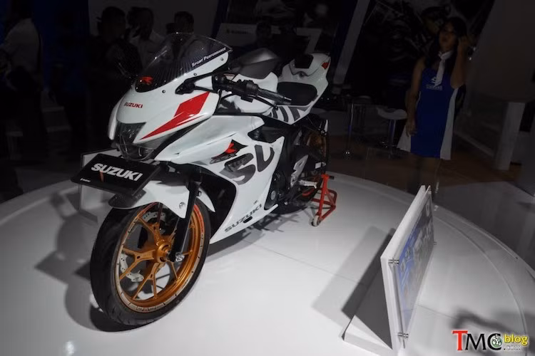 Là một mẫu xe hoàn toàn mới nằm trong dòng GSX-R, GSX-R150 sở hữu thiết kế đầy hấp dẫn với những đường nét góc cạnh kết hợp với các chi tiết cong mềm mại. Nhìn chung, ngôn ngữ thiết kế của chiếc xe có khá nhiều điểm chung với "đàn anh GSX-R1000 thế hệ mới.