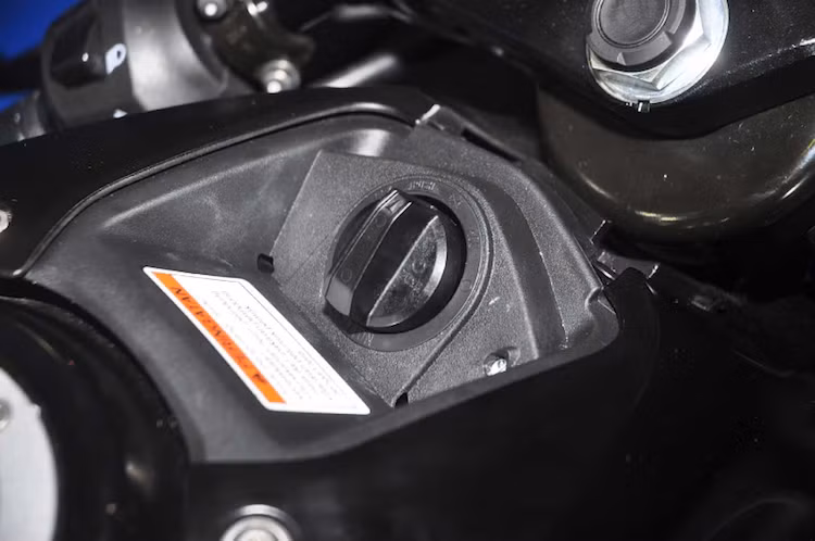 Dù có giá rẻ nhưng chiếc xe đã được Suzuki trang bị khá nhiều công nghệ hấp dẫn. Đầu tiên phải kể tới là hệ thống khóa thông minh Smart Key với khả năng khởi động khi người lái chỉ cần cầm theo chìa và núm vặn khá giống một số mẫu xe ga của Honda hiện nay.