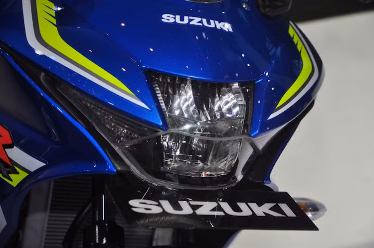 So với GSX-R1000, GSX-R150 bản mới sở hữu đèn pha với thiết kế sắc sảo hơn nhiều. Đặc biệt, đèn pha này cũng được hãng tích hợp công nghệ chiếu sáng LED, giúp tiết kiệm năng lượng hơn bên cạnh vẻ hiện đại.