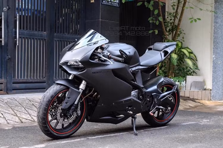 Tại Việt Nam hiện, mẫu xe môtô Benelli BN302 là một trong những lựa chọn xe cỡ nhỏ, giá "mềm" nhất. Dù được rất nhiều biker Việt lựa chọn, tuy nhiên ở dạng nguyên bản BN302 lại có kiểu dáng naked-bike không hấp dẫn và được hãng xe Ý bán cho Trung Quốc. Chính vì vậy, nhiều người chơi xe đã tìm cách để độ lại dáng cho mẫu xe này.