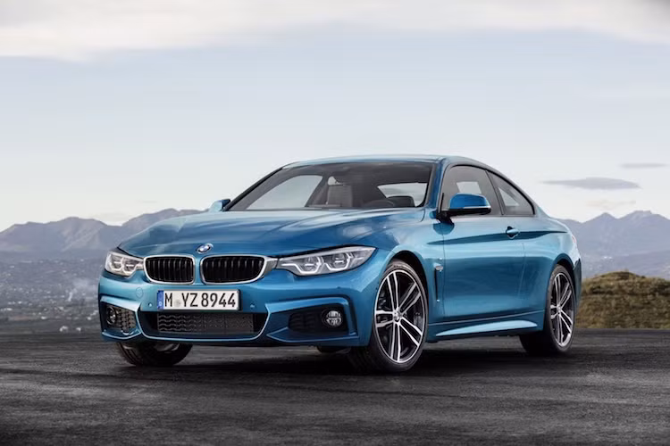 Được dựa trên dòng 3 Series, các phiên bản của BMW 4 Series cũng chỉ được nâng cấp rất nhẹ so với đời cũ, Trong đó, đèn pha trước của xe đã có đèn LED cùng đèn sương mù mới, cùng với cản trước với các khe hút gió được sửa đổi.