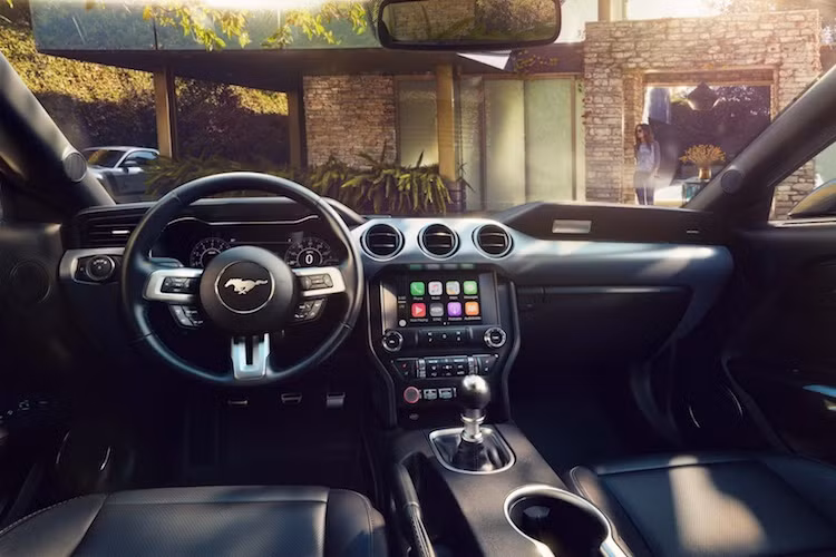 Ở bên trong nội thất, thay đổi lớn nhất của Ford Mustang 2018 đó là bảng đồng hồ của xe được thay bằng một màn hình 12 inch với 3 chế độ hiển thị dựa trên chế độ lái là normal, sport và track. Chất liệu sử dụng để làm nội thất của xe cũng đã được nâng cấp để khiến cabin trở nên sang trọng hơn, bao gồm có các chi tiết nhựa mềm và viền nhôm thật.