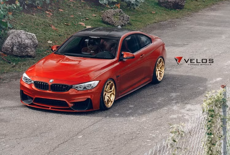 M4 chia sẻ chung động cơ 3.0l 6 xi-lanh thẳng hàng tăng áp kép với công nghệ TwinPower Turbo với M3, đem tới công suất tối đa lên tới 431 mã lực và mô-men xoắn cực đại 550 Nm. Xe mất mất 4,3 giây để đạt 0-100 km/h và tốc độ tối đa bị giới hạn ở 250 km/h.