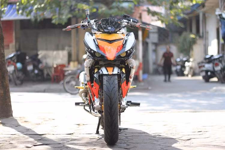 Mới đây nhất, lại có thêm một bản độ Exciter "bánh béo" được tạo ra bởi một shop đồ chơi xe ở Hà Nội. Tuy nhiên không chỉ có "dàn chân" khủng, chiếc Exciter 150 này còn được trang bị hàng loạt các đồ chơi "hàng hiệu", khiến đẳng cấp của chiếc xe còn tăng lên.