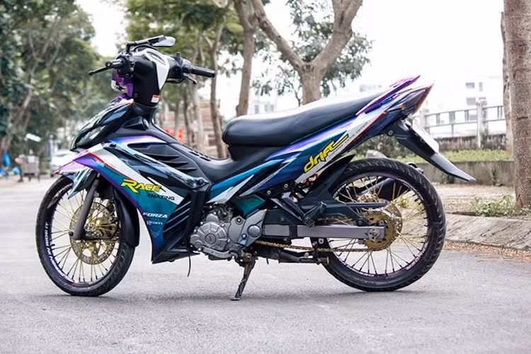 Thế hệ Yamaha Exciter 135 cũ đã trở nên bắt mắt hơn khi được một dân chơi Cà Mau sơn lại toàn bộ dàn áo đổi màu và thay "dàn chân" kiểng" nhẹ nhàng.