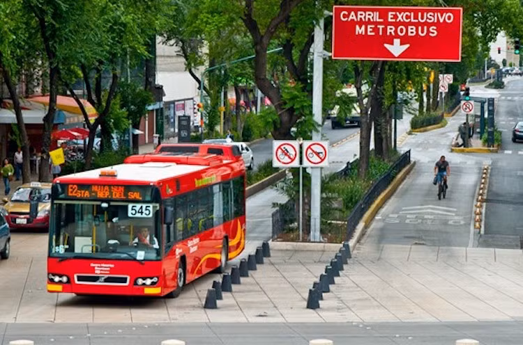 Metrobus là tên gọi xe buýt nhanh tại thành phố Mexico, Mexico, được ra mắt vào năm 2005. Hoạt động trên 5 tuyến đường xuyên suốt trong thành phố và kết nối hiệu quả với các hình thức vận tải khác, tuyến Metrobus có chiều dài 30 km với 45 điểm chờ, chạy trên làn đường riêng biệt ở đại lộ Avenida de los Insurgentes. Đây cũng là hệ thống giao thông công cộng đầu tiên tại thành phố Mexico dành cho người khuyết tật.