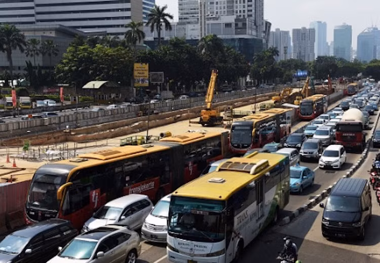 Nhằm cung cấp hệ thống giao thông công cộng nhanh chóng, thoải mái và giá cả phải chăng, các xe buýt nhanh chạy ở làn đường riêng có rải phân cách cứng.