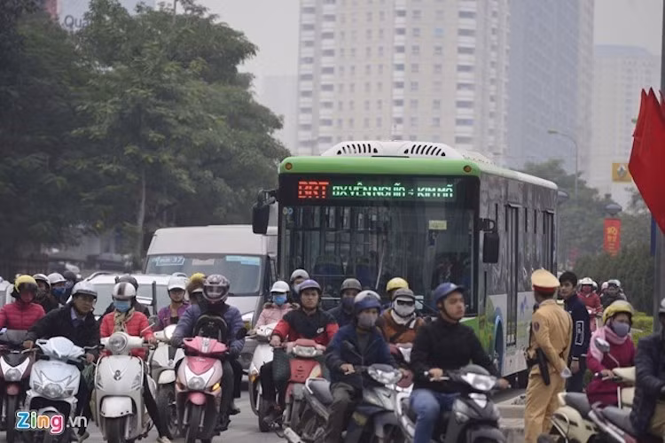 Tuyến xe buýt nhanh BRT chính thức hoạt động từ 31/12/2016. Sáng 3/1, ngày đầu đi làm trở lại của người dân thủ đô, loại hình phương tiện vận tải công cộng mới này bắt đầu bộc lộ bất cập. Cả buýt nhanh lẫn buýt thường đều bị chạy chậm bởi sự lấn át của các phương tiện giao thông khác.