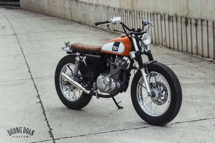 Trước đây, mẫu xe Suzuki EN150A là một trong số ít những dòng naked-bike phân khối nhỏ được phân phối chính hãng tại Việt Nam. Có ưu điểm là chất lượng bền bỉ nhưng kiểu dáng naked nguyên bản của EN150A lại rất "lành", khiến chiếc xe chỉ phù hợp nhất với những người đứng tuổi.