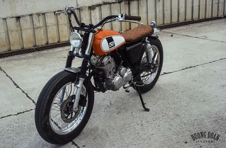 Sau khi được độ lại, chiếc Suzuki EN150A đã hoàn toàn không còn "hình bóng" naked bike nhàm chán như xe nguyên bản, thay vào đó trở thành một chiếc Suzuki tracker đầy cá tính và khỏe khoắn.