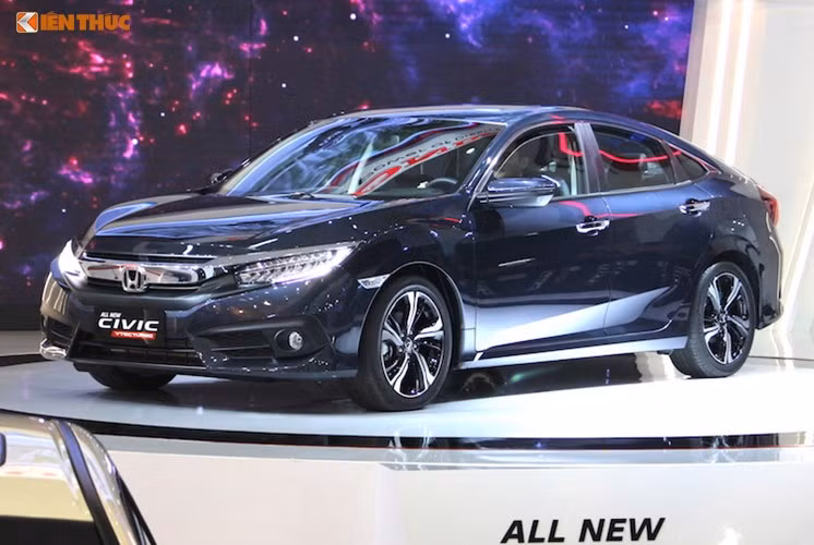 Là sản phẩm ôtô đầu tiên được Honda Việt Nam giới thiệu vào tháng 8/2006, tính đến hết tháng 8/2016, đã có hơn 20.000 xe Civic được giao đến tay khách hàng Việt Nam. Sau 10 năm, Honda Civic 2017 thế hệ thứ 10 đã được trưng bày tại VMS 2016, với mục tiêu định nghĩa lại chuẩn mực cho dòng xe sedan phân khúc C ở nước ta.