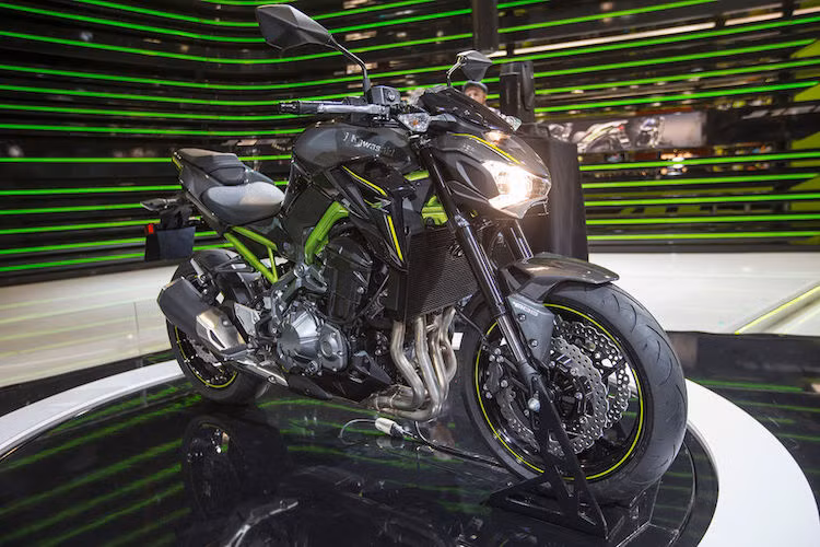 Trong khi phân khúc naked bike từ 1000 cc trở lên không ngừng được nâng cấp về cả công nghệ lẫn sức mạnh thì những dòng xe khoảng 800 cc lại không nhận được nhiều sự quan tâm. Với mẫu môtô Kawasaki Z900 hoàn toàn mới, Kawasaki muốn thay đổi "định kiến" đó.