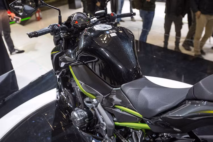 Z900 có bảng đồng hồ mới hình cánh cổng vòm với đồng hồ báo tua có các vạch đèn sáng chỉ báo và một màn hình lớn ở phần trung tâm. So với bảng đồng hồ cũ hoàn toàn điện tử và đầy góc cạnh của Z800, thiết kế mới này kém hấp dẫn hơn.