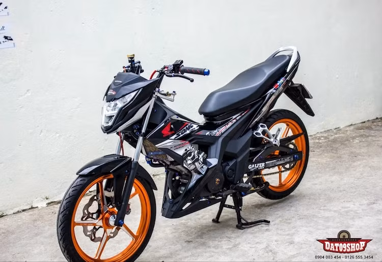 Chia sẻ chung một nền tảng khung và động cơ với Honda Winner 150 tại Việt Nam nhưng với kiểu dáng hyper underbone cá tính và mức giá sau khi "ra biển" khoảng gần 100 triệu, Honda Sonic 150R không phải là dòng xe phổ biến tại Việt Nam. Tuy nhiên trong giới chơi xe, Sonic 150R luôn có một vị trí đặc biệt khi là "hậu duệ" của Sonic 125 hay trước đây là những chiếc Nova Dash 2 kỳ "huyền thoại".