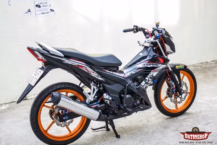 Mẫu xe hyper underbone nhập Indonesia Honda Sonic 150R với mức giá gần trăm triệu tại Việt Nam đã được một người chơi xe Sài Gòn "dọn nhẹ" theo phong cách kiểng với một loạt các đồ chơi "hàng hiệu".