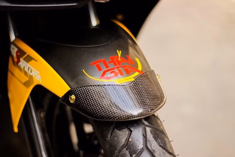 Vốn có kiểu dáng nguyên bản đã khá hấp dẫn, chiếc xe tay ga Honda Air Blade 125 thế hệ thứ 3 đã được một biker Sài Gòn "lột xác" với một loạt đồ chơi hàng hiệu và dàn áo airbrush. Bắt đầu từ phía trước, do không có mẫu dè carbon dành riêng cho Airblade nên thay vào đó, chiếc xe đã được trang bị ốp dè carbon "chế".
