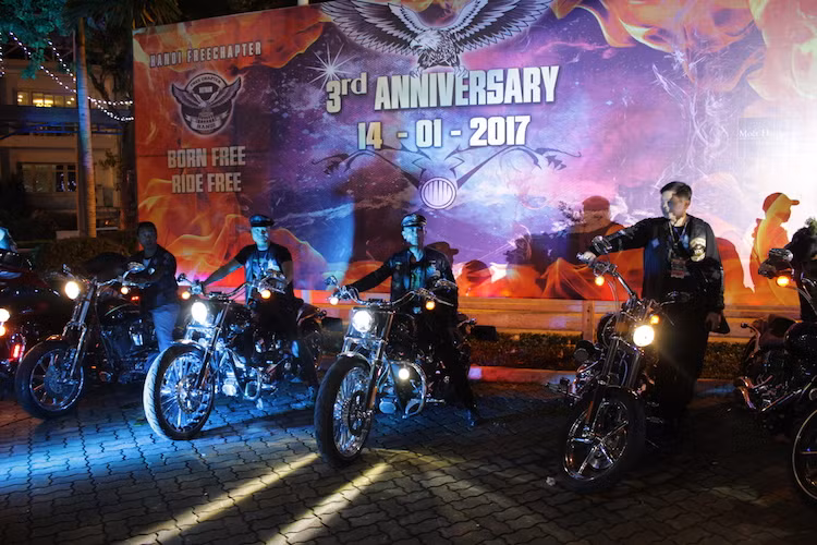 Buổi sinh nhật sẽ không trọn vẹn nếu như không có dàn "đồng ca" của hàng chục chiếc xe Harley-Davidson "khủng" cùng vang lên một lúc. Những âm thanh như "sấm rền" từ dàn xe Harley-Davidson đã khuấy động một góc hồ Tây ở Hà Nội.