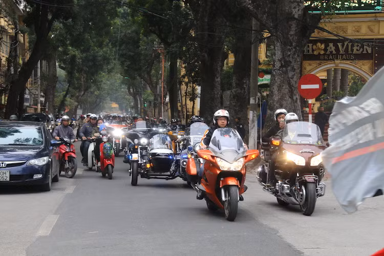 Tại Việt Nam, ngoài Hanoi Free Chapter còn có một CLB chơi xe HD tự do khác là Saigon Free Chapter, được đặt tại Thành phố Hồ Chí Minh. Họ là những người chơi xe độc lập, tự do, không chịu ảnh hưởng từ hãng xe Harley-Davidson cũng như các đại lý, nhà phân phối của hãng tại từng quốc gia và khu vực.