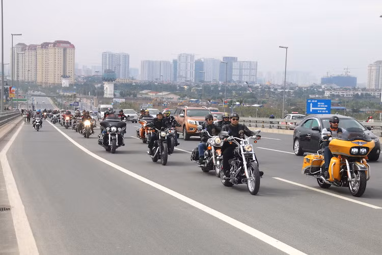 Ngay trong buổi sáng 14/1/2017, những biker thuộc Hanoi Free Chapter cùng một số người chơi xe trong các hội nhóm, CLB ở Hà Nội đã cùng tụ họp ở nội đô thành phố và tổ chức diễu hành qua các con đường đẹp tại Thủ Đô.
