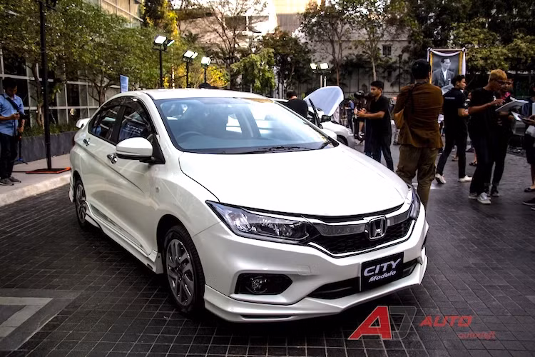 Bên cạnh việc giới thiệu các phiên bản Honda City 2017 được nâng cấp, Honda Thái Lan cũng đã đồng thời công bố gói phụ kiện thể thao Modulo mới cho chiếc xe, tương tự như các đời City trước đây.