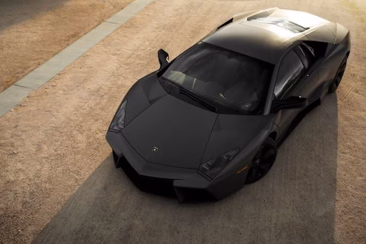 Vào năm 2007, Lamborghini đã từng "gây sốc" cho toàn bộ khách thăm quan tại triển lãm Frankfurt khi giới thiệu phiên bản siêu xe số lượng giới hạn Lamborghini Reventon, với ngoại hình cực kỳ "chiến" và không giống với bất kỳ chiếc Lamborghini nào trước đó.