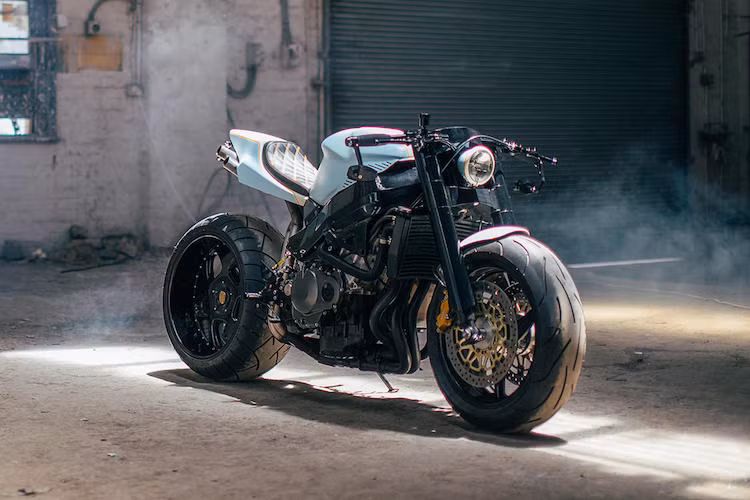 Tuy nhiên sau khi trở thành một nhà độ xe Triumph chuyên nghiệp với nhiều bản độ theo phong cách cafe racer cổ điển, anh đã quyết định độ lại chiếc xe với phần đuôi giống những chiếc xe đua flat track và đèn pha dạng tracker. Trong khi đó, tay lái của xe cũng được Wenley tự làm bằng cách bẻ một ghi-đông phi 1 inch dạng drag do không mua được ghi-đông đúng ý.