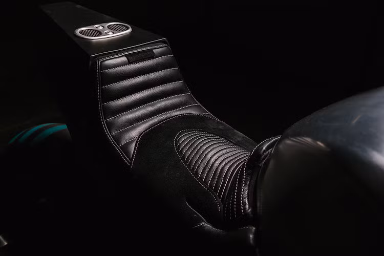 Phần đuôi của chiếc xe hoàn toàn khác với S1000RR nguyên bản do chính Steven thiết kế, với yên solo bằng da do vợ anh gia công. Để phù hợp với công suất mạnh hơn, phuộc trước Ohlins đã được gia cường lại. Những chi tiết nhỏ như bình dầu, bộ gác chân và tay lái clip-on của xe do Bonamici cung cấp.