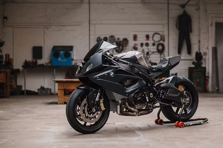 Cũng giống như nhiều hãng xe khác, để đảm bảo an toàn, BMW đã phải tuân theo luật "bất thành văn" và giới hạn công suất cho siêu môtô BMW S1000RR của họ ở mức 199 mã lực. Ngay cả với mức công suất này, S1000RR vẫn là một trong những siêu môtô hiệu năng cao nhất Thế giới khi kết hợp với chassis cùng với các hệ thống điện tử xuất sắc.