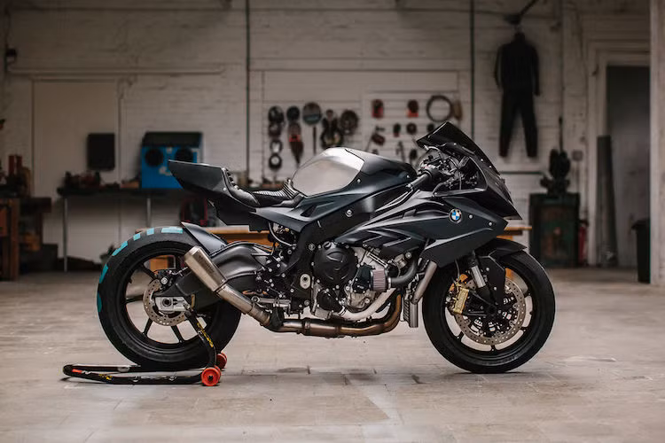 Có tên gọi khá lạ là VDC#92/MK30, chiếc S1000RR đã được Steven đặt tên để tưởng nhớ một người bạn thân của mình - tay đua Vick De Cooremeter đã tử nạn vào năm 2014. Sau một tuần "nghiên cứu" chiếc xe, Steven đã trang bị cho nó một turbo của hãng Garrett và giấu tăng áp này một cách gọn gàng dưới bình xăng "hàng thửa" và hộp gió.