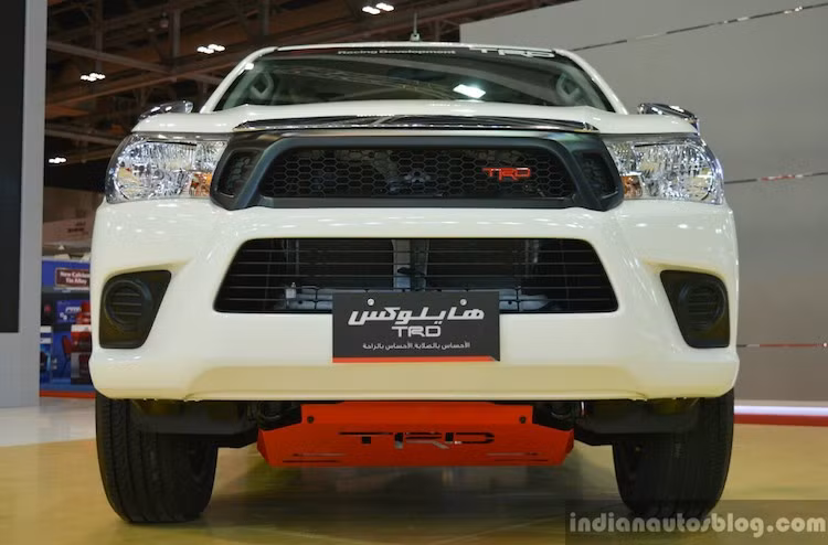 So với phiên bản thường, Hilux TRD đã có lưới tản nhiệt mới màu đen mờ với logo TRD và ngoại hình đầy "cơ bắp", gợi nhớ về các dòng bán tải cỡ lớn từ Toyota và một số hãng xe Mỹ khác. Trong khi đó, bên dưới cản trước của xe là một tấm ốp nhôm chống va đập khi đi offroad được cắt chữ TRD.