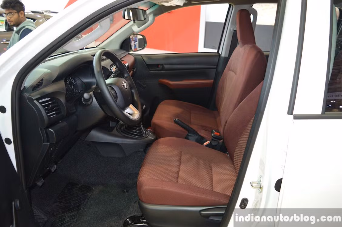 Dù có nhiều chi tiết thay đổi ở bên ngoài nhưng bên trong nội thất, Hilux TRD không có thay đổi nào so với bản XL. Dựa trên phiên bản giá rẻ nên chiếc xe chỉ được trang bị những chiếc ghế bọc nỉ rẻ tiền với lưng và đệm ghế mỏng, chỉnh cơ hoàn toàn.