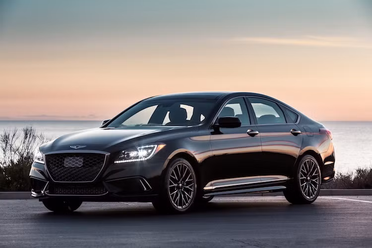 Sau khi được đổi tên từ Hyundai Genesis Sedan thành Genesis G80, thương hiệu xe sang của Hyundai đang muốn mở rộng dòng sản phẩm G80 ra nhiều phiên bản hơn nữa. Trong đó phiên bản thể thao mới nhất Genesis G80 Sport được coi là "đối trọng" của hãng với Mercedes-AMG E43.
