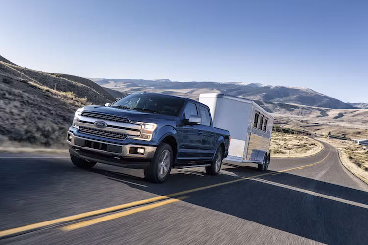 Các phiên bản động cơ của F150 2018 cũng đã được Ford cải tiến. Phiên bản rẻ nhất của xe sử dụng động cơ xăng của xe vẫn giữ nguyên công suất 282 mã lực, tuy nhiên các bản EcoBoost 2.7, 3.5 lít và V8 5.0l đã được tinh chỉnh lại để hoạt động mượt mà, tiết kiệm hơn.