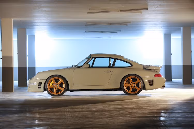 Khi chiếc xe còn được bán ra, hãng độ Porsche nổi tiếng RUF tới từ Đức đã từng tạo ra một bản độ từ 911 Turbo mang tên RUF Turbo R. Gần 20 năm sau khi toàn bộ thế hệ 911 993 được sản xuất, một lần nữa 911 Turbo 993 đã có phiên bản nâng cấp Turbo R mới từ RUF, khiến hiệu năng của chiếc xe này càng trở nên nâng cao hơn.
