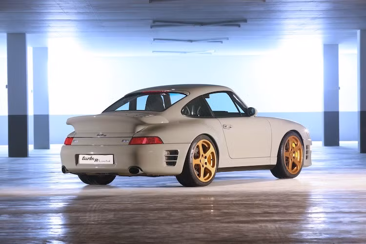 Với phiên bản Turbo R mới nhất này, RUF vẫn trang bị cho 911 Turbo bộ bodykit thể thao giống như Turbo R cũ. Ngoài ra, bộ mâm đúc 5 cánh siêu nhẹ đặc trưng của hãng độ này cũng tái xuất hiện trên Turbo R 2017.