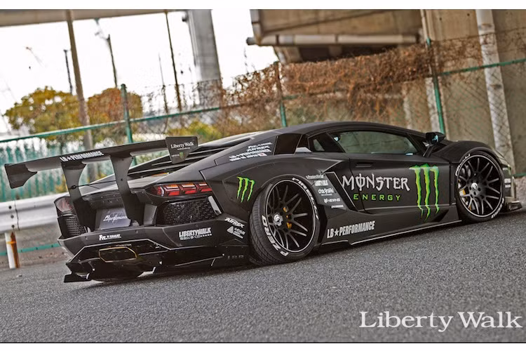 Để có thể độ "full bài" chiếc Aventador này với bộ widebody Liberty Walk bằng sợi carbon kèm cánh đuôi, kit hạ gầm và hệ thống treo khí, chủ xe đã phải bỏ ra số tiền ước tính lên tới 60.980 USD (tương đương 1,38 tỷ đồng).