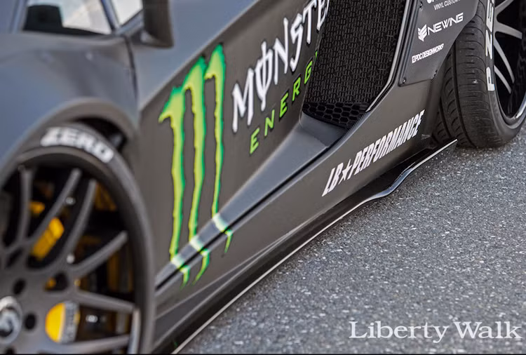 Hiện tại, Monster Energy đang là nhà tài trợ cho nhiều đội đua trên Thế giới, chính vì vậy "tem đấu" mang logo hãng này đã xuất hiện trên nhiều mẫu xe đua nổi tiếng hiện nay. Tuy nhiên, chi tiết nổi bật nhất trên chiếc Aventador độ này đó là bộ widebody đẳng cấp từ hãng Liberty Walk của Nhật.
