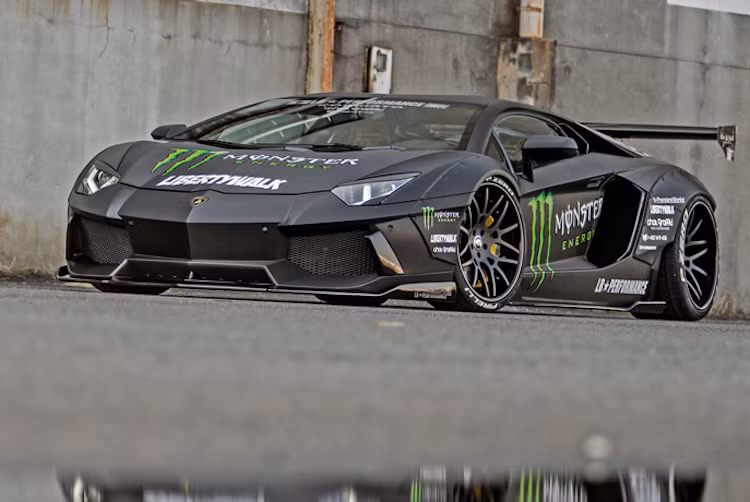 Đối với đa số người bình thường, siêu xe Lamborghini Aventador vốn đã là một "siêu xe trong mơ". Tuy nhiên một số nhỏ những người sở hữu Aventador vẫn chưa thỏa mãn với chiếc xe nguyên bản và luôn muốn tìm cách độ lại nó để trở nên độc đáo hơn nữa. Chiếc Aventador này đã được chủ xe độ ngoại thất "full bài", bắt đầu từ thân xe được dán carbon với các họa tiết phong cách Monster Energy.