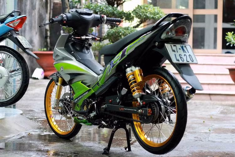 Với dàn vỏ mới, chiếc Jupiter 110 đã "lột xác" hoàn toàn thành hình dáng của mẫu xe Yamaha X1, đồng thời còn trở nên đẳng cấp hơn nhờ có loạt phụ tùng đắt giá.