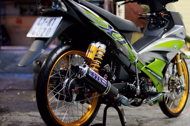 Ở phía sau, chiếc xe cũng đã được nâng cấp bộ phuộc Ohlins "hàng hiệu", ngay bên cạnh là cây pô Over từ Nhật kèm cổ pô full titan. Ở phía sau, đèn hậu nguyên bản của Jupiter cũng đã được thay bằng đèn X1.