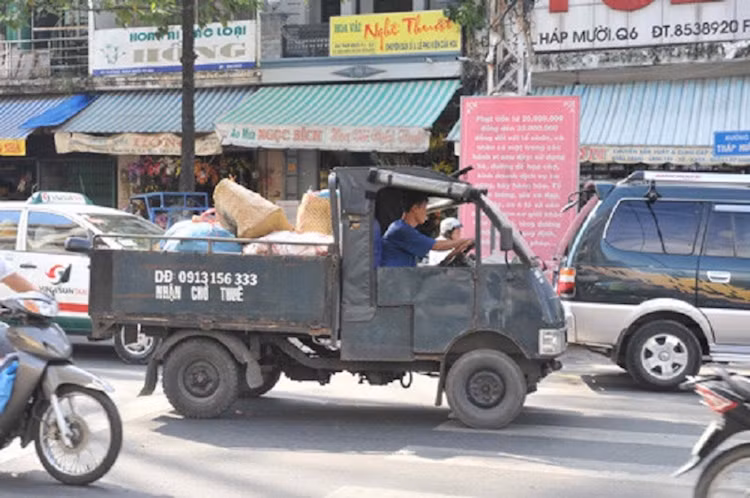 Lý do thứ 2 đó là dù có khả năng phát hiện ra xe hết niên hạn sử dụng, nhưng đơn vị đăng kiểm lại không có chức năng cũng như chế tài xử lý các loại xe hết "đát" mà chỉ có thể ghi nhận tình hình và thống kê, báo cáo cụ thể cho từng địa phương để đề nghị hỗ trợ, thu hồi xe. Chính vì vậy, dù đã hết niên hạn sử dụng nhưng những chiếc xe hết "đát" vẫn có thể "ngang nhiên" lưu thông cho tới khi bị các lực lượng chức năng phát hiện và tịch thu.