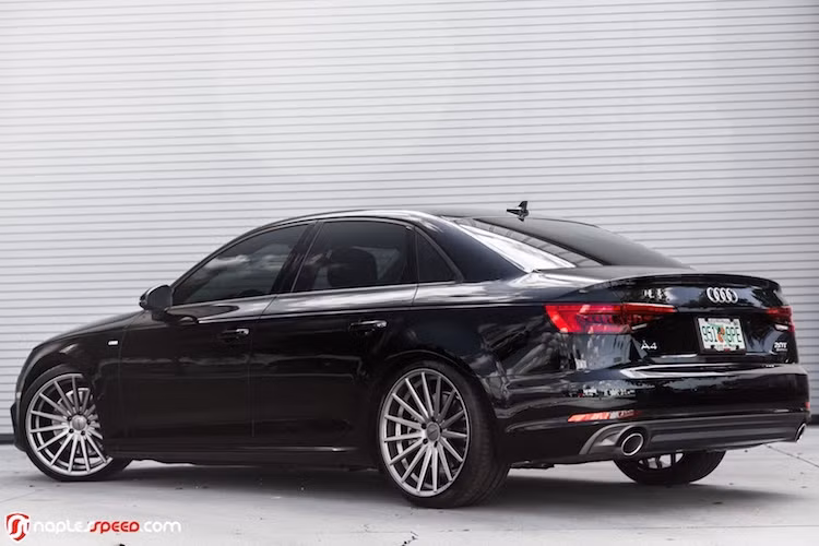 Lý giải cho điều này, ông Marc Lichte -Thiết kế trưởng mới của Audi cho biết kiểu dáng của A4 thế hệ mới đã được "chốt" từ trước khi ông tới hãng, chính vì vậy nó không có những đường nét ấn tượng như mẫu concept Prologue như mọi người đã mong đợi.