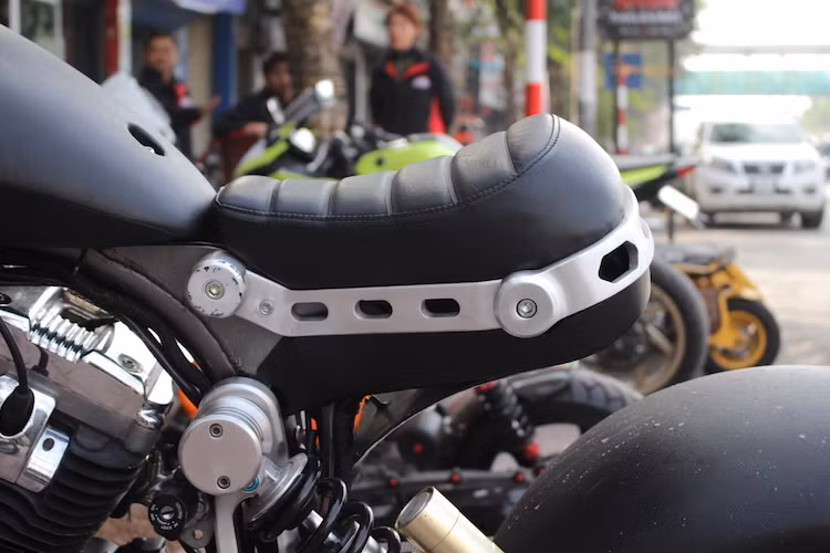 Để có kiểu dáng giống Hellcat X132, hệ thống giảm xóc sau của 883 đã phải thay đổi hoàn toàn, chuyển từ phuộc kép sang phuộc đơn monoshock với điểm bắt phuộc vào khung được gia cường chắc chắn. Nằm ở phía trên phuộc là bộ khung phụ CNC từ nhôm, tạo vị trí gắn chiếc yên solo cho chiếc xe.